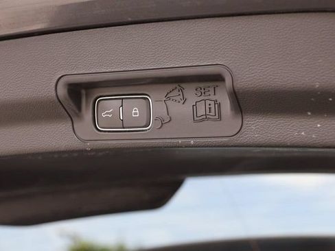 Used 2023 Ford Explorer XLT AWD/4WD image 8