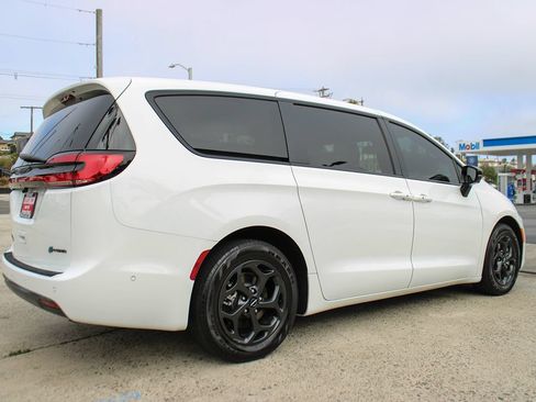 Used 2023 Chrysler Pacifica Limited w/ S Appearance Package FWD image 6