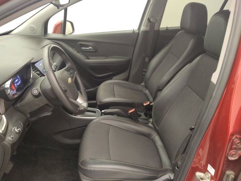 Used 2020 Chevrolet Trax LT w/ LT Convenience Package image 17