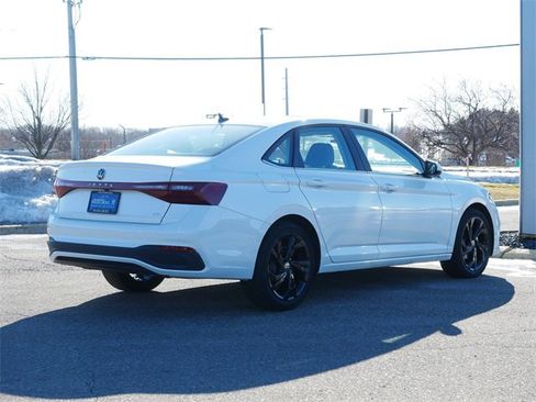 Certified 2025 Volkswagen Jetta SE image 7