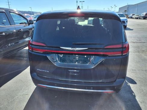 Used 2023 Chrysler Pacifica Touring-L image 3
