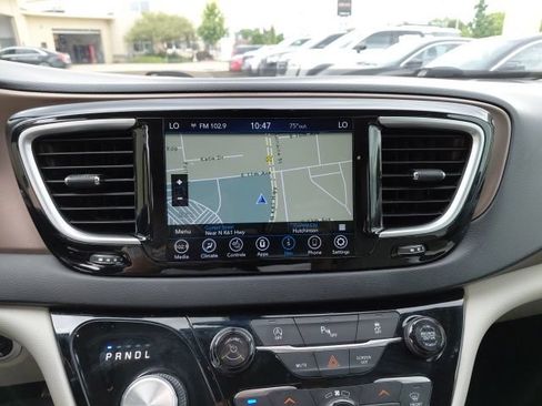 Used 2019 Chrysler Pacifica Touring-L Plus FWD image 17