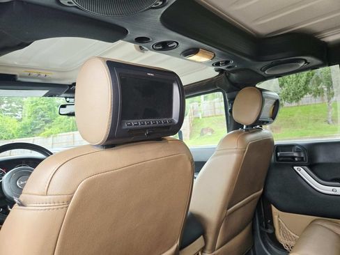 Used 2013 Jeep Wrangler Unlimited Sahara w/ Dual Top Group AWD/4WD image 13