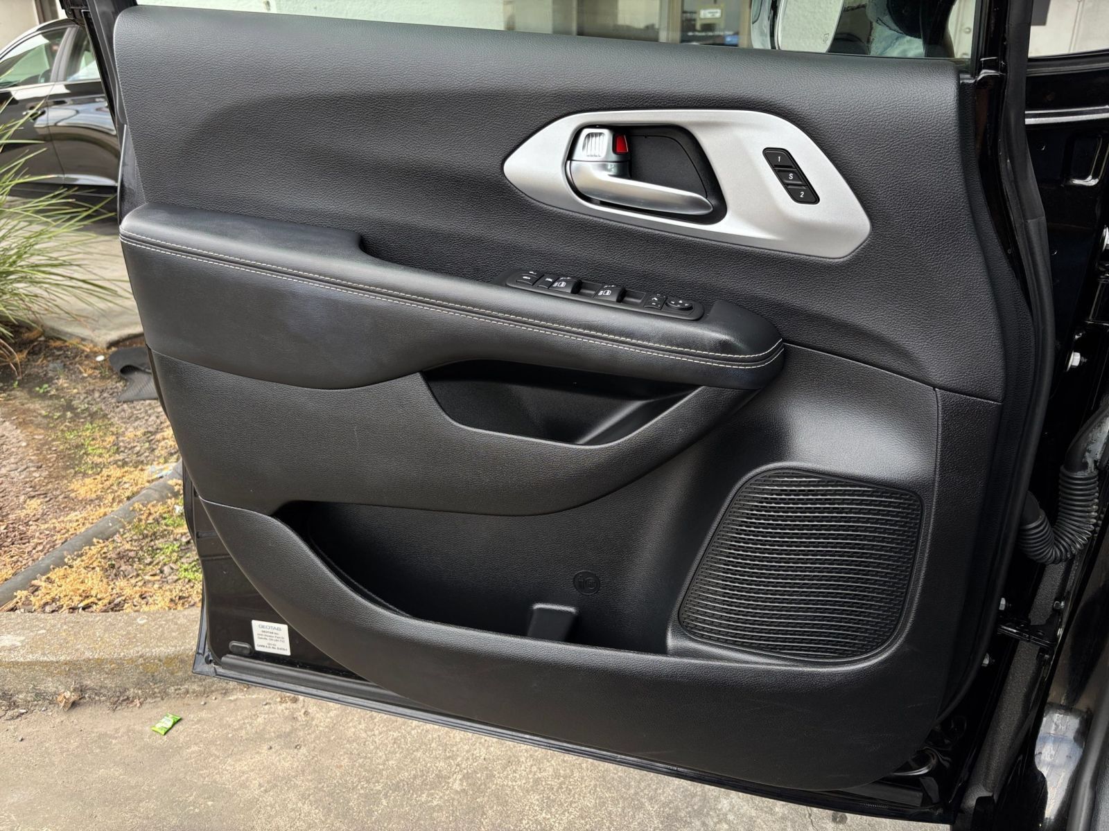 Used 2025 Chrysler Pacifica Limited FWD image 18