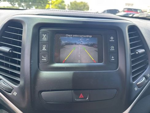Used 2015 Jeep Cherokee Latitude FWD image 11