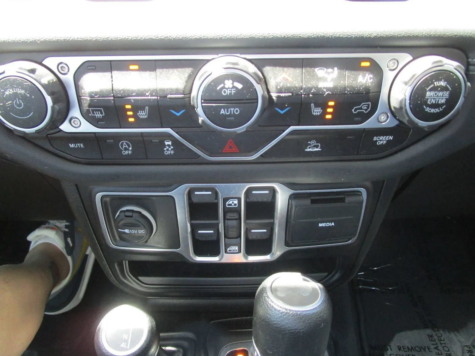 Used 2024 Jeep Wrangler Unlimited Sahara AWD/4WD image 30
