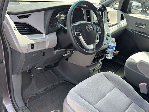 Used 2016 Toyota Sienna LE FWD image 9