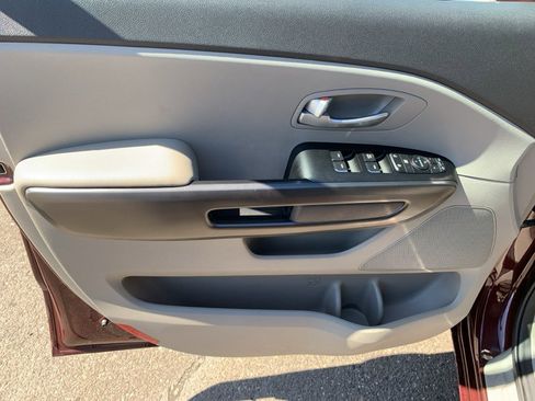 Used 2016 Kia Sedona LX w/ LX Convenience Package FWD image 9