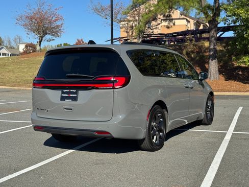 Used 2023 Chrysler Pacifica Touring-L w/ S Appearance Package image 12