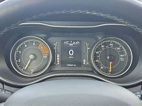 Used 2019 Jeep Cherokee Latitude Plus w/ Comfort/Convenience Group image 11