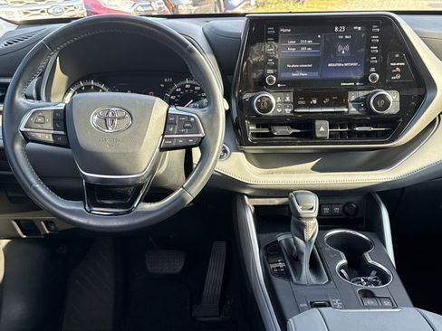 Used 2021 Toyota Highlander XLE FWD image 5