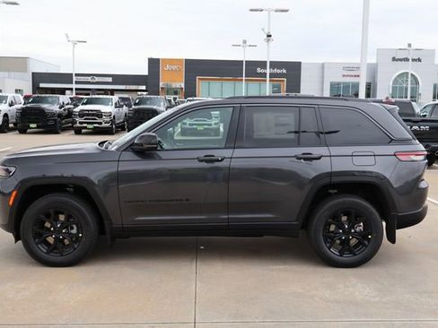 New 2026 Jeep Grand Cherokee Altitude image 4