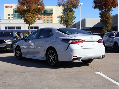 Used 2022 Toyota Camry SE image 4