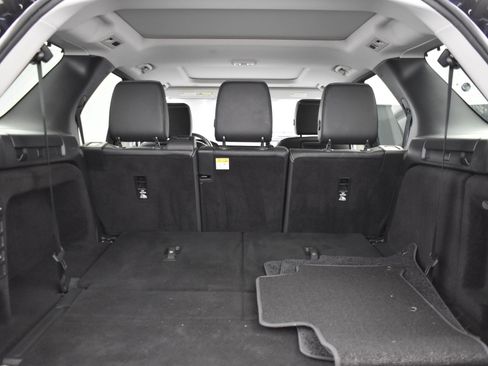 Used 2023 Land Rover Discovery S image 17