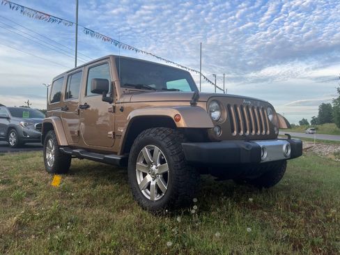 Used 2015 Jeep Wrangler Unlimited Sahara w/ Max Tow Package AWD/4WD image 1