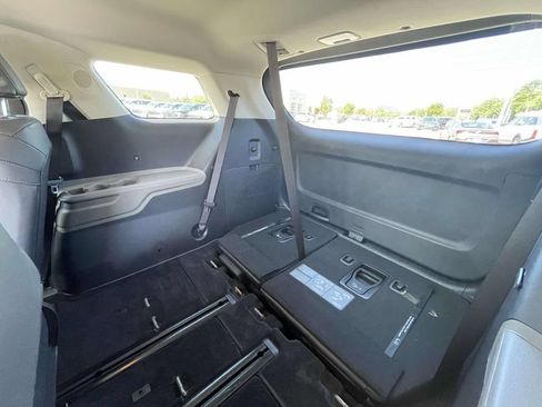 Used 2026 Kia Carnival FWD image 4