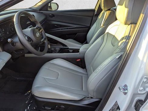 Certified 2025 Hyundai Elantra Limited image 16