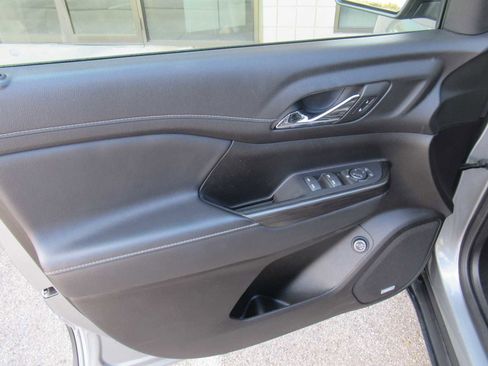 Used 2023 GMC Acadia SLT image 16