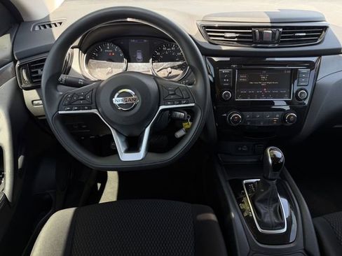 Used 2021 Nissan Rogue Sport S image 11