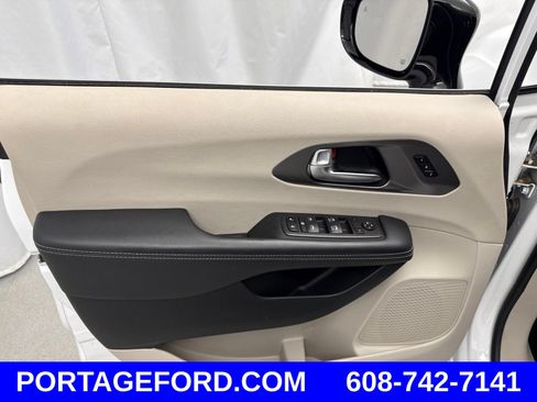 Used 2024 Chrysler Pacifica Touring-L FWD image 11