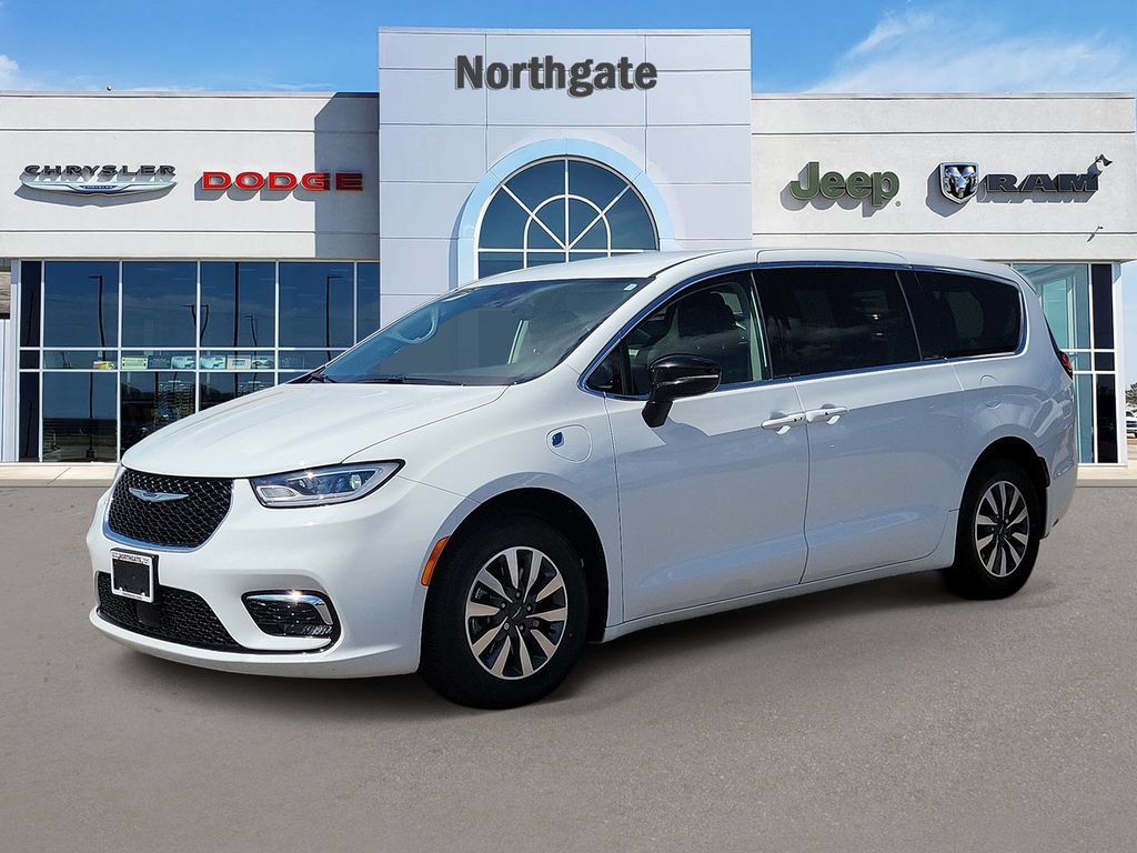 Used 2024 Chrysler Pacifica Limited FWD image 2