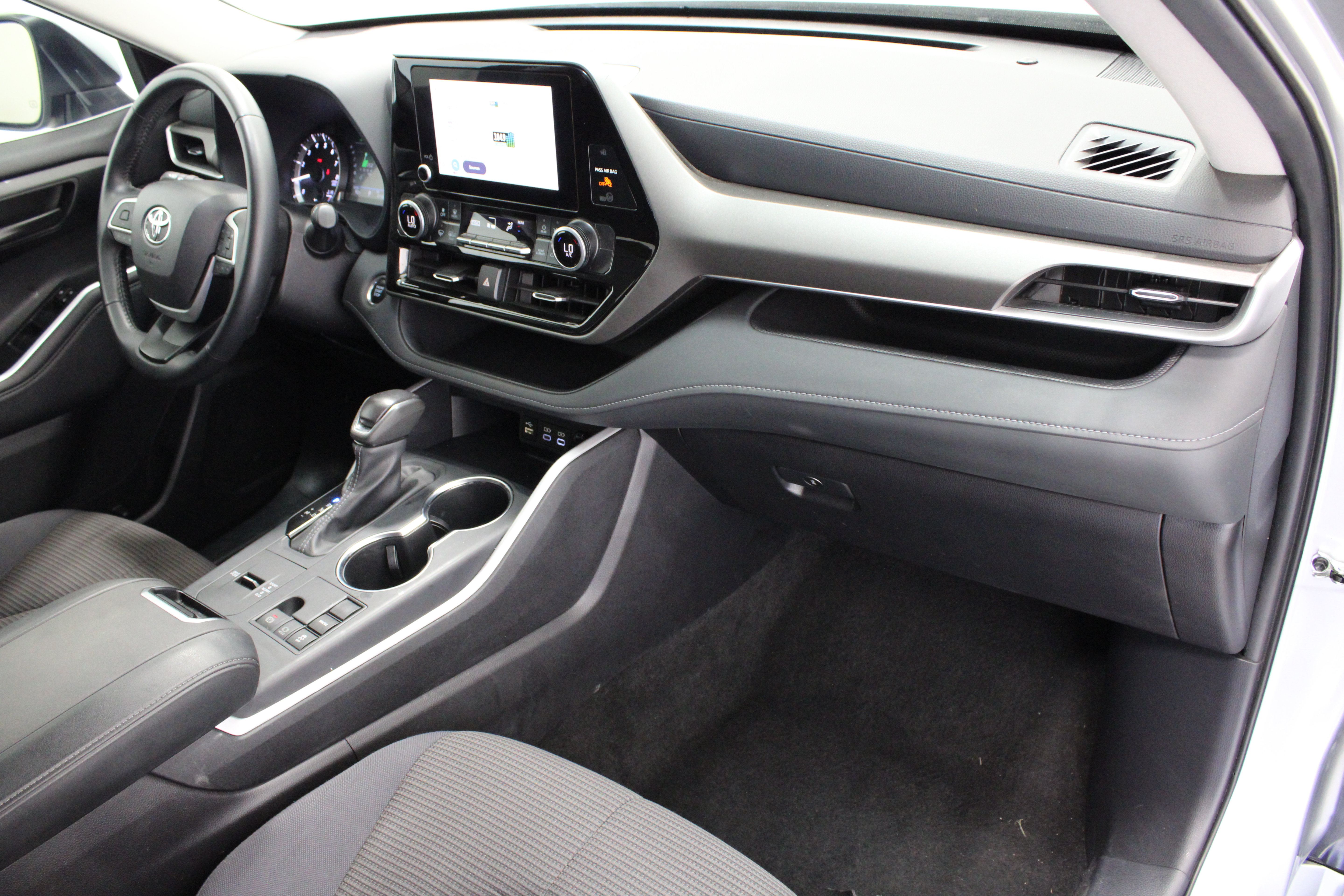 Used 2025 Toyota Highlander LE FWD image 38
