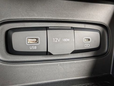 Certified 2025 Hyundai Venue SEL FWD image 21