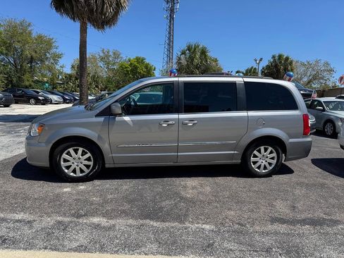 Used 2016 Chrysler Town & Country Touring FWD image 5
