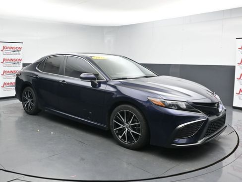 Used 2022 Toyota Camry SE FWD image 2