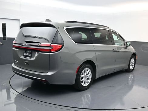 Used 2022 Chrysler Pacifica Touring-L image 6