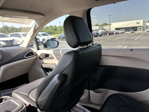 Used 2023 Chrysler Pacifica Touring-L FWD image 11