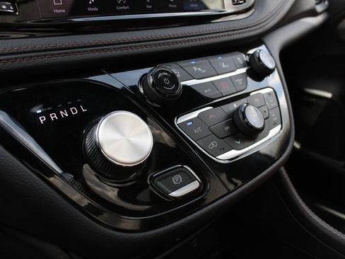 Used 2026 Chrysler Pacifica Pinnacle FWD image 17