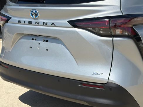 Used 2025 Toyota Sienna XLE FWD image 5