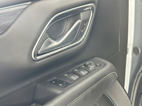Used 2023 GMC Yukon SLT w/ SLT Luxury Package image 17