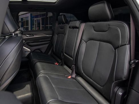 Used 2023 Jeep Grand Cherokee Overland RWD image 10