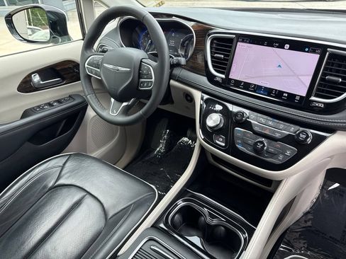 Used 2023 Chrysler Pacifica Limited AWD/4WD image 35