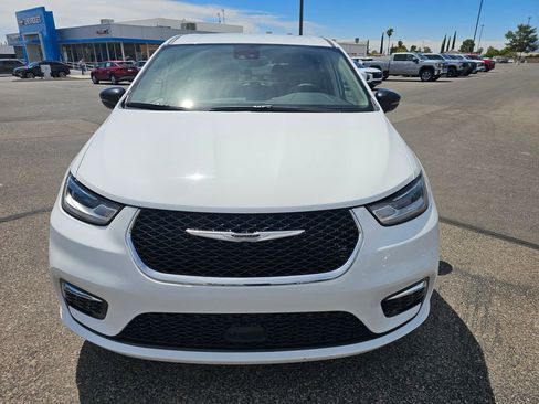 Used 2024 Chrysler Pacifica Touring-L FWD image 8