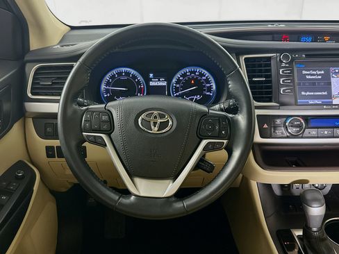 Used 2019 Toyota Highlander XLE image 17