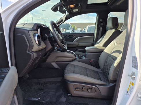 Used 2024 Chevrolet Colorado ZR2 w/ Technology Package AWD/4WD image 15