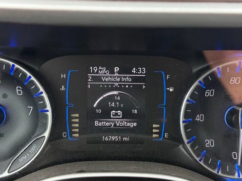 Used 2017 Chrysler Pacifica Touring-L w/ Tire & Wheel Group FWD image 13