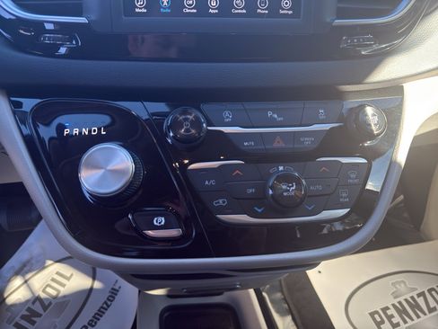 Used 2018 Chrysler Pacifica Touring-L image 18