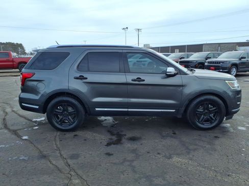 Used 2018 Ford Explorer Platinum image 2