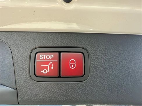 Used 2017 Mercedes-Benz GLC 300 4MATIC image 7