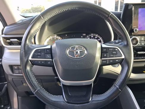 Used 2023 Toyota Highlander XLE FWD image 16