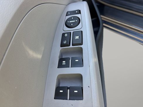 Used 2020 Hyundai Elantra SE image 16