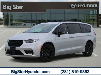 Used 2024 Chrysler Pacifica Limited w/ Uconnect Theater Family Group