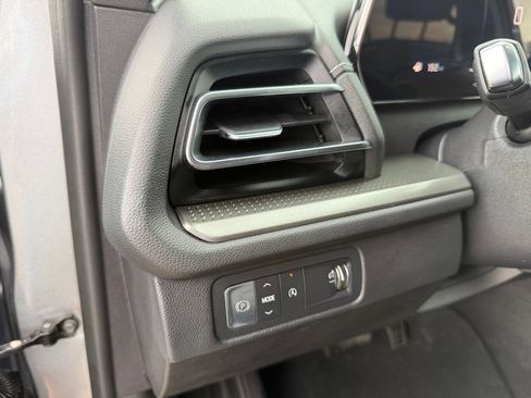 Used 2025 Chevrolet Traverse LT FWD image 13