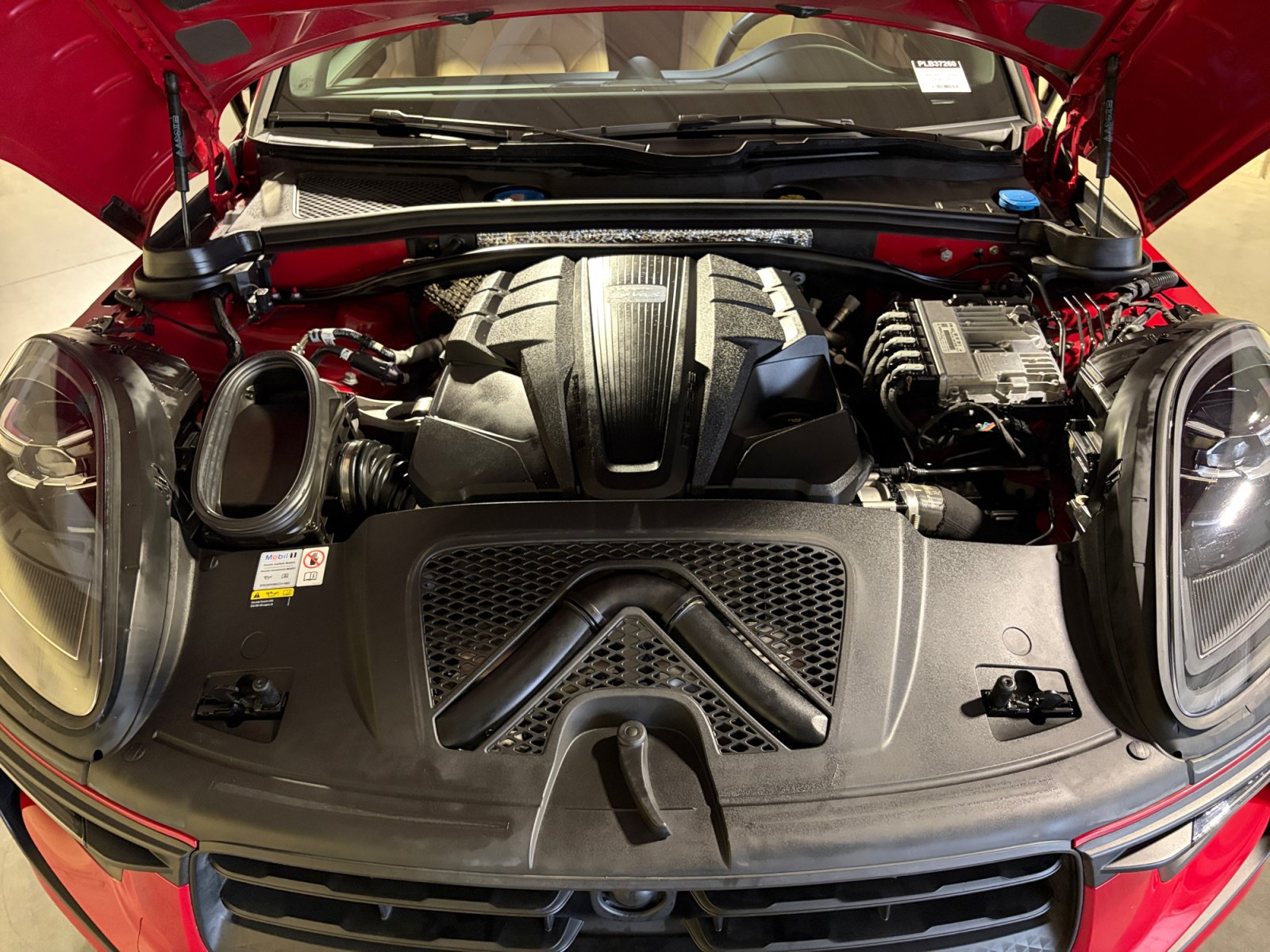 Certified 2023 Porsche Macan S AWD/4WD image 13