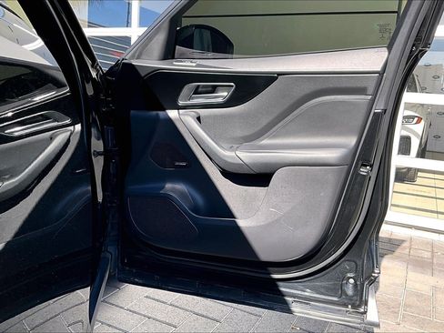 Used 2018 Jaguar F-PACE Premium image 24