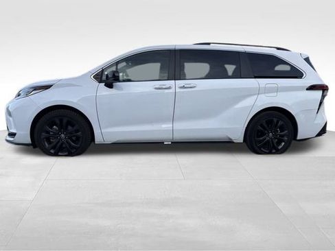 Used 2022 Toyota Sienna XSE image 10